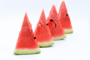 trozos de Sandía (citrullus lanatus) cortada en 4 rodajas, en fondo azulado