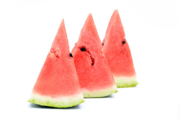 Sandía (citrullus lanatus) cortada en 3 trozos triangulares con fondo blanco
