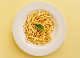 PASTA LINGUINE CON ALBAHACA EN FONDO AMARILLO