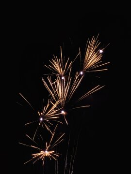 Feuerwerk Pyrotechnik bei Sylvester Feier am dunklen Himmel  
