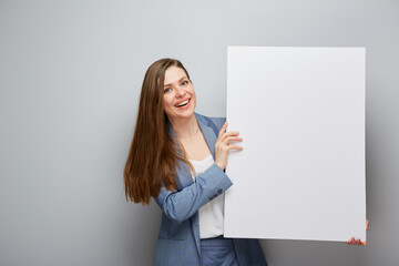 Naklejka premium Smiling business woman holding white sign board.