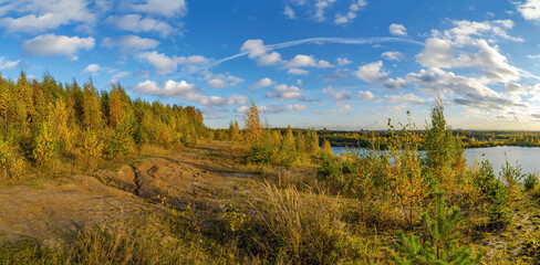 Fototapeta na wymiar Picturesque lake shore in autumn on a bright sunny day .