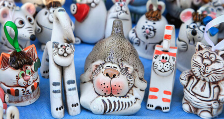 Souvenir figurines of cats and other animals in the gift shop - 565406423