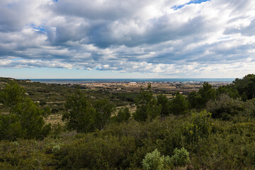 Obraz premium Vue sur la ville de Frontignan depuis le massif de la Gardiole
