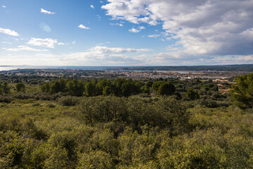 Vue sur l'&eacute;tang de Thau depuis le massif de la Gardiole &agrave; Frontignan