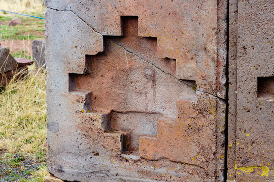 Cruz andina, ubicada en las ruinas arqueol&oacute;gicas de Tiwanaku en La Paz, Bolivia cerca al Lago Titicaca