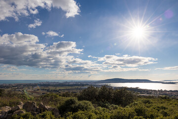 Vue sur l'étang de Thau depuis le massif de la Gardiole à Frontignan