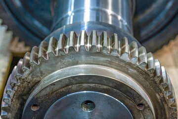 The bronze coupling is mounted on the shaft using thermal heating.