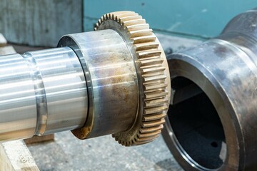 The bronze coupling is mounted on the shaft using thermal heating.