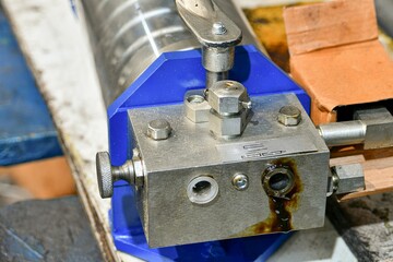 Obraz na płótnie Canvas Hydraulic hand pump being repaired in a workshop.