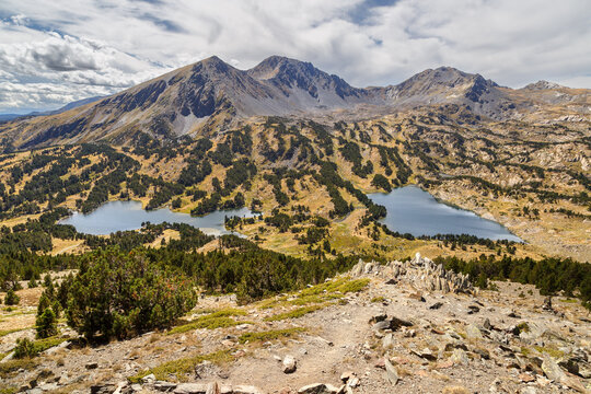 Randonn&eacute;e au lac des Camporells en &eacute;t&eacute; dans la r&eacute;gion naturelle du Capcir, dans les Pyr&eacute;n&eacute;es-Orientales, France