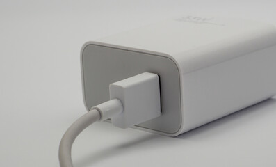 white mobile phone fast charger with usb cable 	
