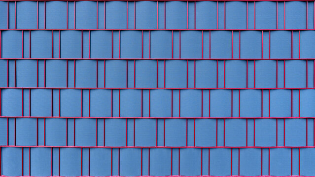 Element von einem Sichtschutzzaun - blaue Streifen aus Kunststoff eingeflochten in rotem Metallgitter