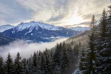 Fototapeta na wymiar Schönes Winterpanorama im Skigebiet Wildkogel bei Bramberg in Österreich, mit Blick aus einer Gondel auf den Sonnenuntergang.