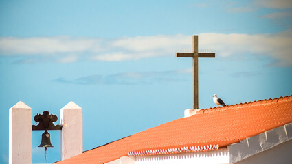 tejado de una iglesia con una cruz