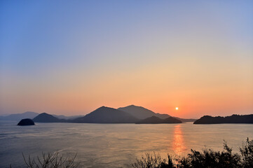 広島県大崎上島から眺める陽が昇る瀬戸内海の島々