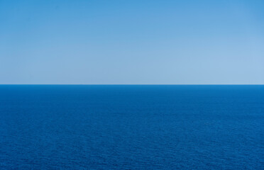 cielo y mar azul