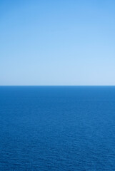 cielo y mar azul