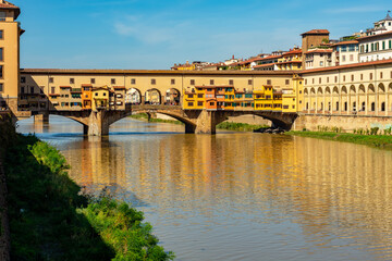 Fototapeta na wymiar Ponte Vecchio bridge and Vasari corridor over Arno river in Florence, Italy