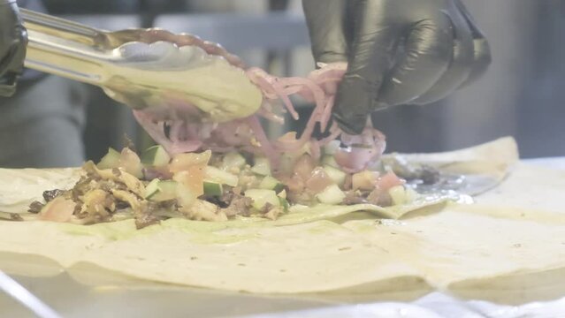 Cocinero preparando comida mediterranea, mexicana, oriental, con carne, pollo, cerdo y verduras grabado en camara lenta