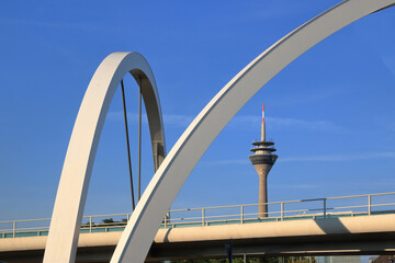 Überfliegerbrücke in Düsseldorf mit Rheinturm im Hintergrund
