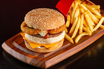 Delicious hamburger onion rings, cheddar cheese, accompanied by fries.