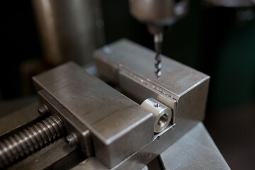 Cutting a screw with a tapping machine