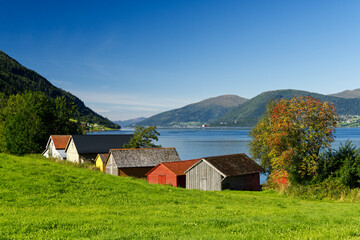 Fototapeta na wymiar Fischerhütten am Eidfjord im Herbst 