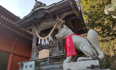 日本の神社にあるキツネの銅像