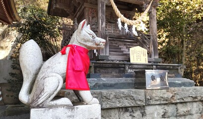 日本の神社にあるキツネの銅像