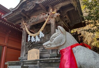 日本の神社にあるキツネの銅像
