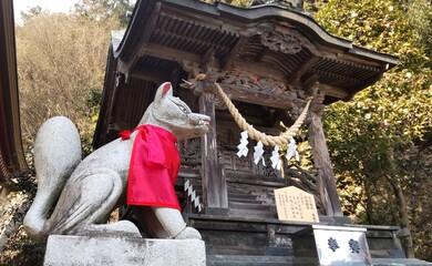 日本の神社にあるキツネの銅像