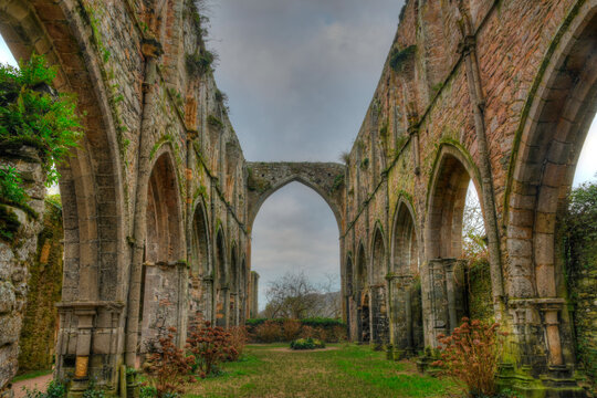 L'abbaye de Beauport dans la baie de Paimpol - Bretagne France © aquaphoto