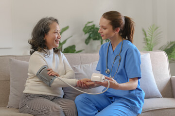 Obraz premium Female doctor taking a history of a patient and counseling on orthopedic diseases with female patients after measuring blood pressure and heart rate in a medical facility