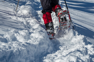 雪の谷川岳、スノーシューで行く登山者