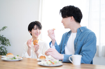 朝食を仲良く食べる新婚さんのイメージ