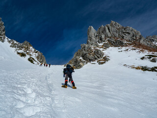 雪の木曽駒ヶ岳、乗越浄土への八丁坂を行く登山者