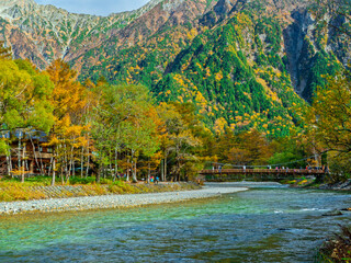 秋の上高地・梓川