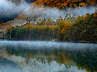 Fototapeta premium 秋の上高地・大正池