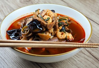 아시아 음식 중국스타일의 매운 해물 채소 국수, 짬뽕 