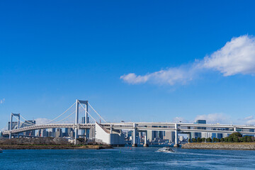 青空とレインボーブリッジ