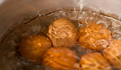 Foto de huevos hirviendo en una olla (primer plano). Concepto de preparación de alimentos.