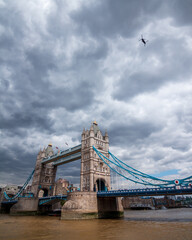 Fototapeta na wymiar Tower Bridge con cielo parcialmente nublado