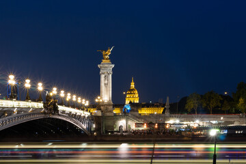 Fototapeta na wymiar Palacio Nacional los invalidos, paris, en la noche desde el rio sena