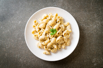 macaroni and cheese with herbs