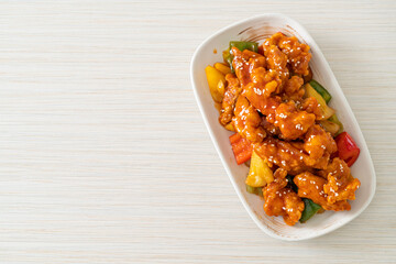 fried crispy chicken with sweet and sour sauce