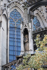Fototapeta na wymiar Dom in Köln im Detail mit Engel und Fenstern