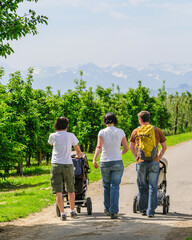 Mit dem Nachwuchs im Kinderwagen beim Spaziergang nahe des Bodensees