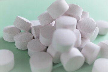 大量の薬　薬物依存　錠剤　散らばった　薄暗い　影