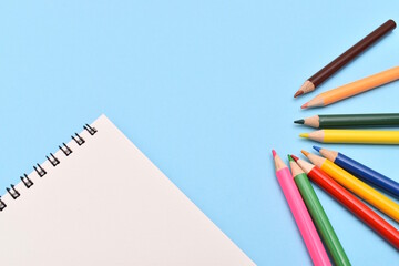 色鉛筆とスケッチブック